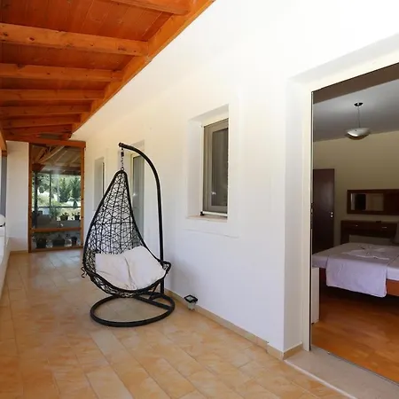 Kanione فندق Cerenisht